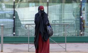 Niegan la nacionalidad francesa a un hombre por imponer a su esposa el velo integral