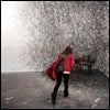 Una joven junto a una de las instalaciones de la japonesa Chiharu Shiota /EFE