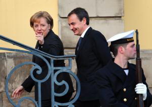 Merkel reclama ante Zapatero políticas financieras «sólidas» en cada país europeo
