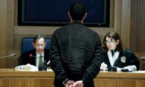 Condenan a cárcel y tratamiento psiquiátrico al internauta que insultó a víctimas de ETA desde un «cibercafé»