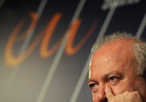 El Gobierno se entrega a las tesis de Chávez, devuelve el auto al juez y le pide aclaraciones