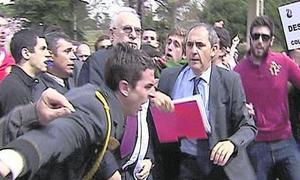 Un grupo de estudiantes insulta y abuchea al rector de la Complutense