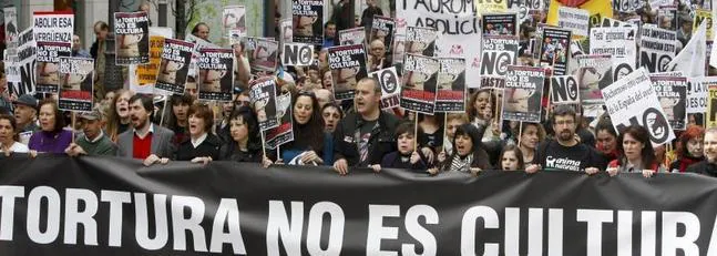 Miles de personas protestan en Madrid contra las corridas de toros
