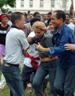 EFE  Darsi Ferrer (derecha), durante una marcha pacífica antes de su detención el 21 de julio de 2009