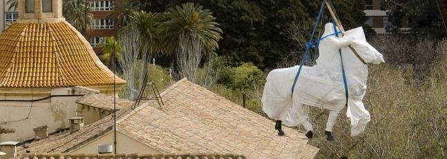 Retiran de Capitanía de Valencia la estatua ecuestre de Franco