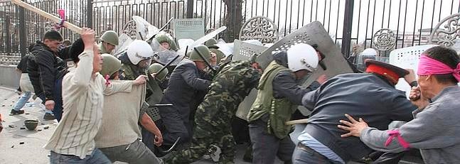 Derrocado y huído el presidente de Kirguistán tras graves desórdenes