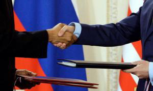 POOL  Obama y Medvédev estrechaban ayer sus manos en Praga tras la firma del Nuevo START