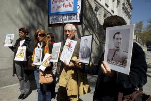 EFE  Familiares de víctimas del franquismo se concentraron ayer ante el Tribunal Supremo
