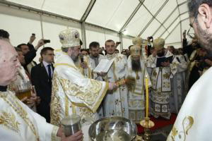 JAIME GARCÍA  El patriarca de la Iglesia Ortodoxa en Rumanía presidió el acto de la primera piedra del templo