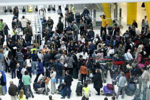 JAIME GARCÍA  Decenas de pasajeros aguardaban ayer en llegadas de la T-4 a la espera de una vía alternativa