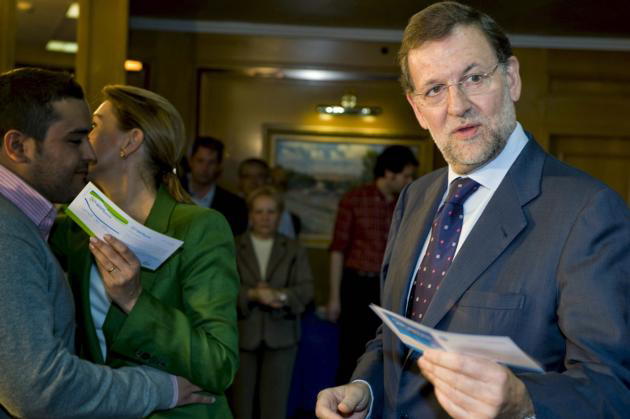 EFE  Mariano Rajoy, ayer, en Toledo, durante la entrega de carnés a militantes del PP