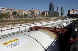 EFE  Vista de la tuneladora «Gran Vía», ayer, en el pozo de ataque de Chamartín; al fondo, las cuatro torres