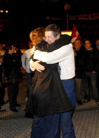 EFE  Rafael Díez Usabiaga recibido con abrazos en Lasarte