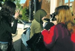 JOSÉ ALFONSO  Una alumna del Instituto Gerardo Diego, ayer, a su llegada al centro con el pañuelo islámico