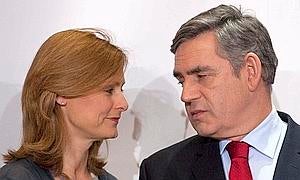 Brown maniobra para intentar una coalición con Clegg