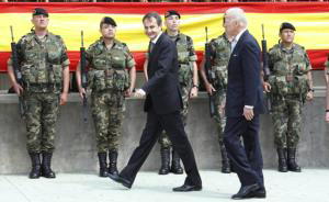 JAIME GARCÍA  Zapatero y Biden se hicieron un foto con los paracaidistas destinados a Afganistán