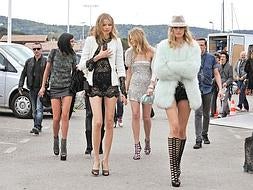 Karl Lagerfeld muestra un aperitivo de su colección Crucero 2011