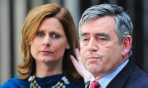 Brown presenta su dimisión a la Reina