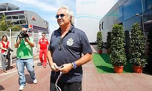 Briatore, en pantuflas