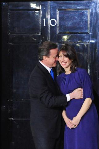 AFP  Cameron y su mujer, Samantha, en Downing Street este martes  AFP  Clegg y su esposa, Miriam, cuando acudieron a votar en Sheffield