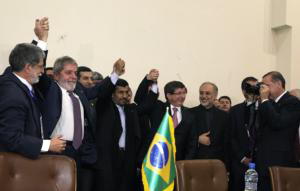 AFP  El presidente turco, Recep Tayyip Erdogán, fotografíaba ayer a Lula Da Silva y Mahmud Ahmadineyad tras el cierre del acuerdo