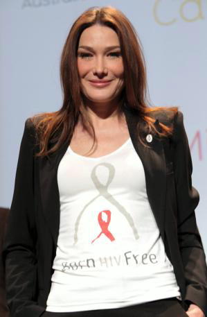 EPA  Carla Bruni con una camiseta con el lema de la campaña