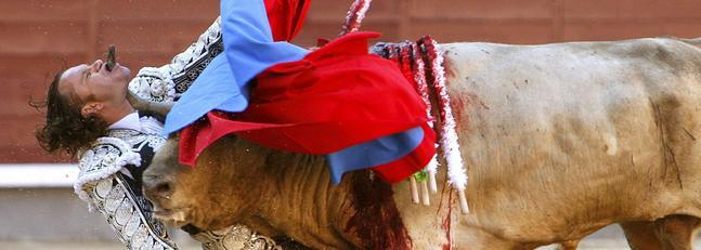 Julio Aparicio herido en el cuello por el primer toro
