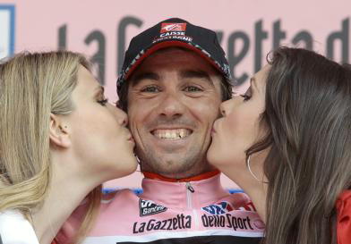 REUTERS Arroyo recibe los besos que le corresponden al líder del Giro