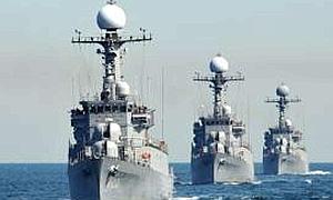 POOL  Tres navíos surcorenos durante las maniobras frente a la costa de Taean desarrolladas ayer