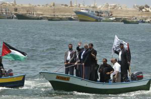 REUTERS  Ismail Haniye, líder de Hamás, saludaba ayer desde una barca en el puerto de Gaza, esperando la llegada de la «flota de la libertad»