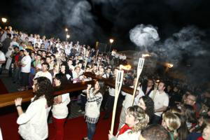 LUNA REVENGA  Los jóvenes procesionaron el viernes con la cruz de la Jornada Mundial de la Juventud