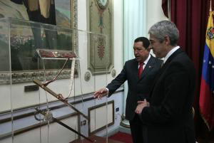 EFE  Chávez enseña el sable de Simón Bolívar al primer ministro portugués, José Sócrates