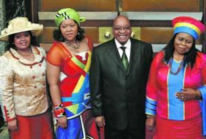 POOL  Jacob Zuma con sus tres esposas, la tercera de las cuales, Nompumelo Ntuli (a la izquierda), habría sido expulsada por adulterio