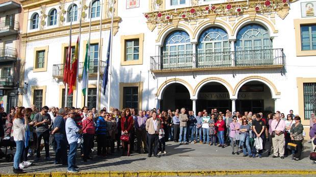 Minuto de silencio frente al Ayuntamiento nazareno / L.M.