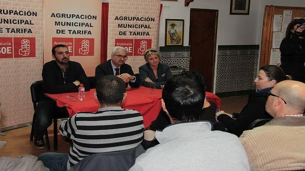 Francisco Ruiz (a la izqda.) durante un acto del PSOE