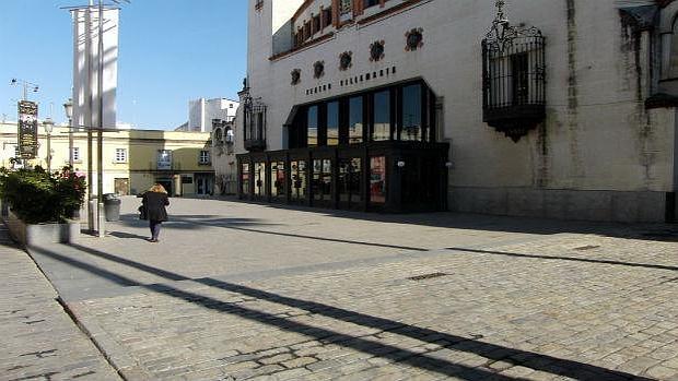 Ciudadanos pasean ante el teatro jerezano