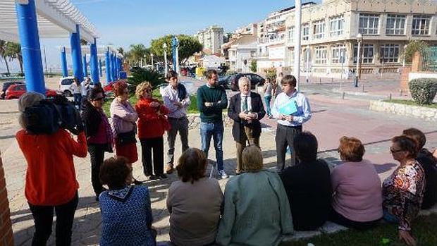 Los dirigentes del PP con vecinos de las barriadas afectadas / ABC