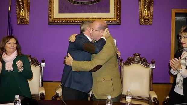 Fernández de Moya en un abrazo de despedida a quien será su sucesor, Javier Márquez