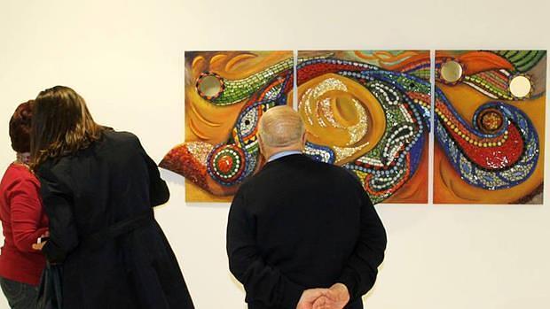 Una exposición de pinturas en el centro cultural