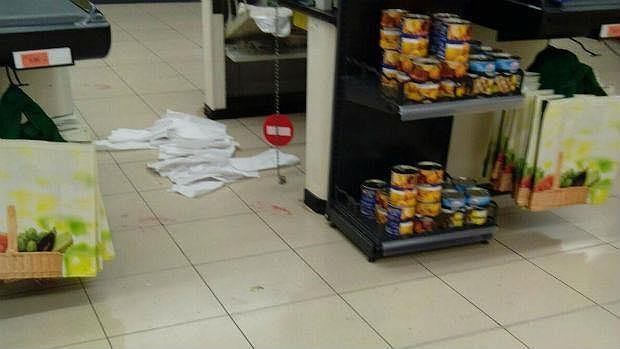 Restos de sangre y desperfectos tras la pelea en el supermercado / ABC