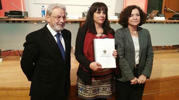 La rectora Pilar Aranda, a la izquierda, con el presidente del Consejo Social y la gerente de la UGR