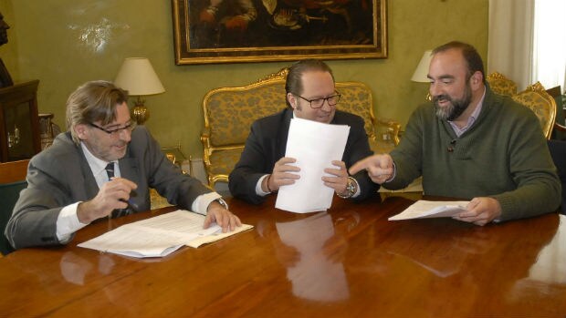 De izquierda a derecha, Baldomero Oliver (PSOE), Francisco Ledesma (PP), y Francisco Puentedura (IU), durante la firma del acuerdo