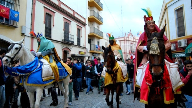 Los heraldos pasaron por Alcalá a lomos de sus caballos