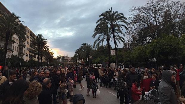 Los niños de Jerez esperando la llegada del cortejo real a su paso por la avenida