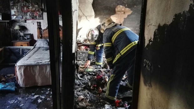 Bomberos intervienen en la casa siniestrada