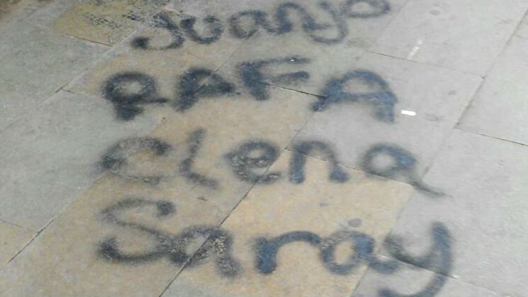 Pintada en el pavimento de la plaza de San Ildefonso.