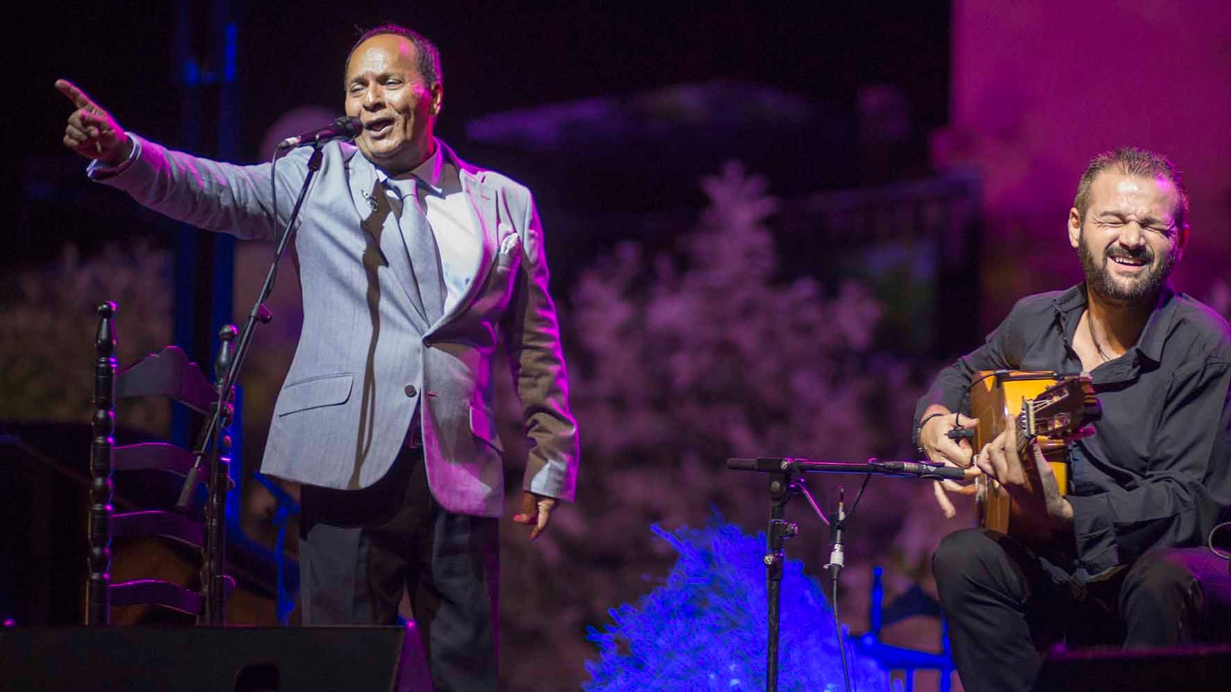 El Pele actuando en el escenario del Potaje Gitano de Utrera