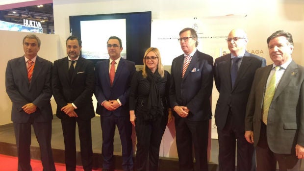 La alcaldesa, Ana Mula, junto a distintos empresarios, en Fitur