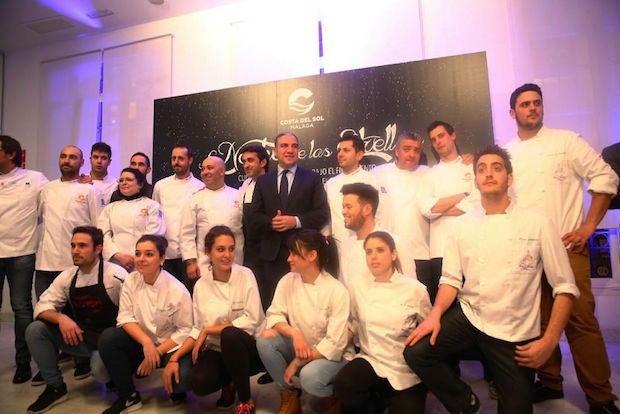 Los cocineros participantes con el presidente de la Diputación de Málaga, Elías Bendodo.