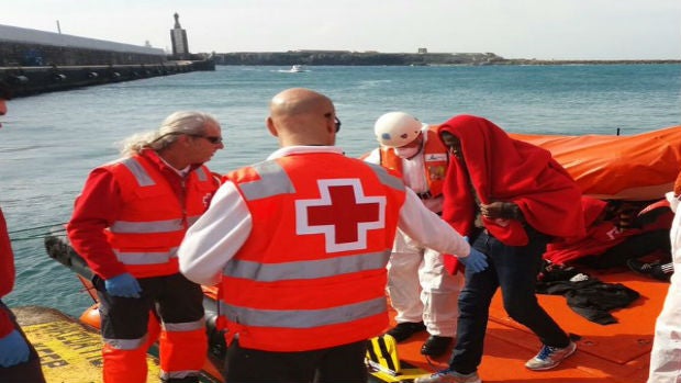 Voluntarios de la Cruz Roja auxilian hoy a un inmigrante (CRC)